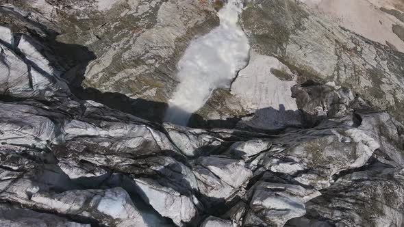 A Beautiful Waterfall in the Upper Reaches of the Tanadon Gorge alt