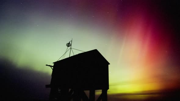 middle latitude aurora (northern lights) at the shipwreck shelter on the island of Terschelling alt