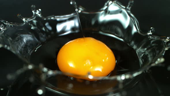 Super Slow Motion Shot of Egg Splash at 1000 Fps alt