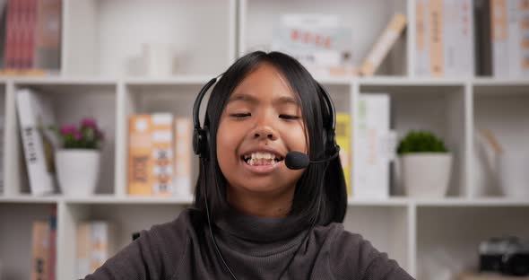 Girl headphone talking via laptop alt