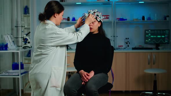 Neurological Researcher in Special Medicine Explaning Treatment alt