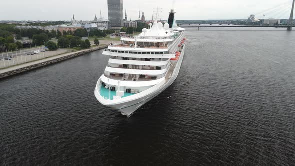 Cruise ship leaving port alt