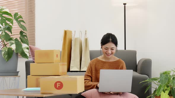 2 G8 A6117Happy young Asian woman enjoy to shopping from online shopping platform by laptop computer alt