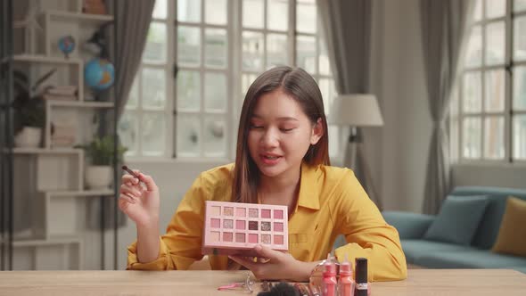 Beauty Blogger Woman Make-Up Routine Tutorial, Influencer Girl Live Streaming alt