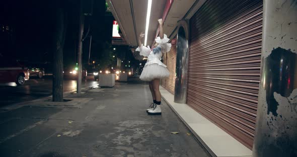 Video of a Scary Clown Showing Off Some Dance Moves Along the Sidewalk alt