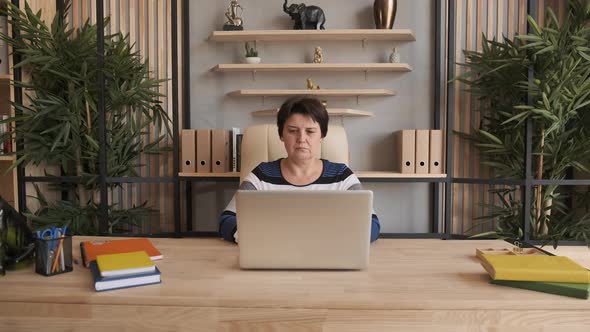 Adult Business Woman Typing on Laptop Computer Working in Internet alt