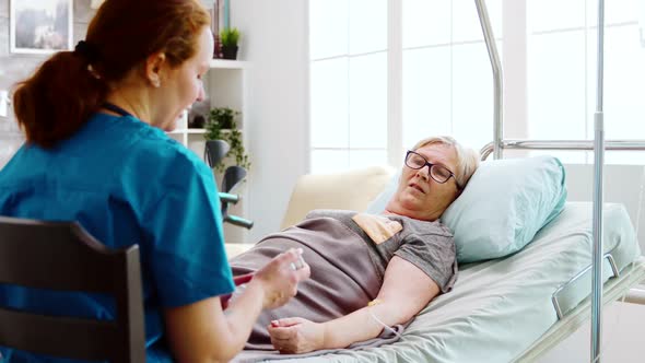 Nurse Showing To an Old Lady What Pills Dossage To Take alt