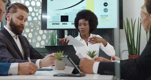 Mixed Race Businesspeople which Holding a Meeting as to the Business Strategy alt