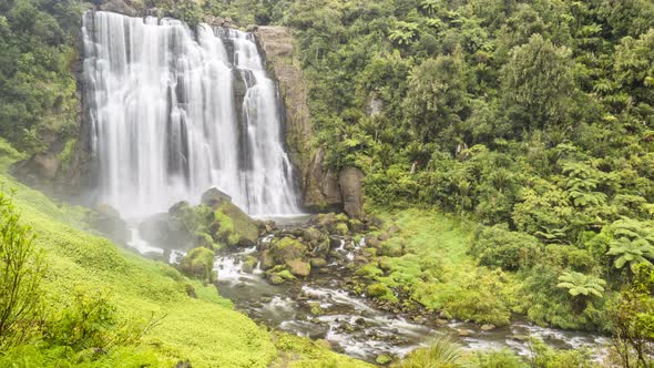 Timelapse of Marokapa Falls, Waitomo District, New Zealand alt