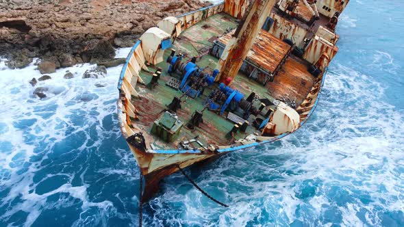 Shipwreck Old Wreck Sunken Ship in the Sea Environmental Disaster Concept alt