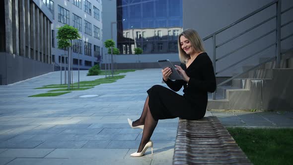 Beautiful Young Woman Using Tablet in the City alt