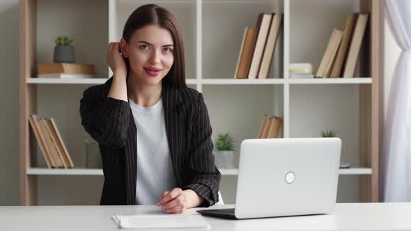Office Look Business Woman Self Presentation alt
