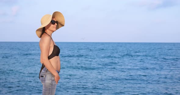 Woman Enjoy Calm Sea Water alt