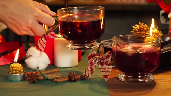 Mulled Wine in Glasses Gluhwein Closeup alt