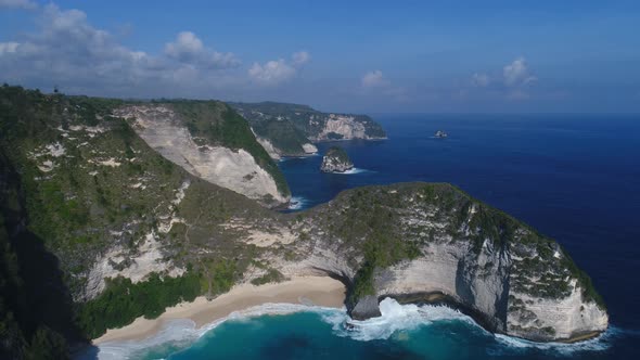 aerial drone 4k of Kelingking Beach in Nusa Penida, Bali, Indonesia. alt