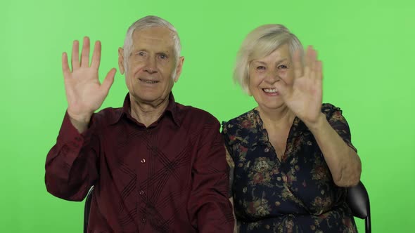 Elderly Man Hugging a Senior Woman and She Falls on His Shoulder. Chroma Key alt