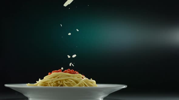 Putting parmesan chese on spaghetti, Slow Motion alt