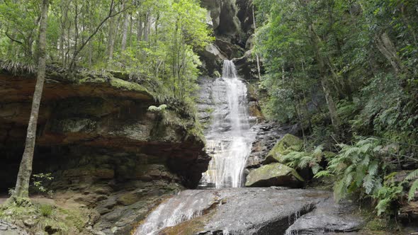 tilt down clip of empress falls in the blue mountains at katoomba alt