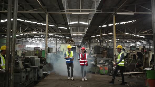 The foreign chief engineer came to inspect the old machinery factory