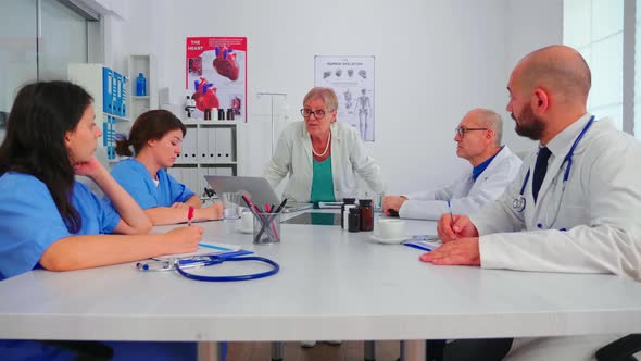 Nurses Listening Medical Specialist During Briefing alt