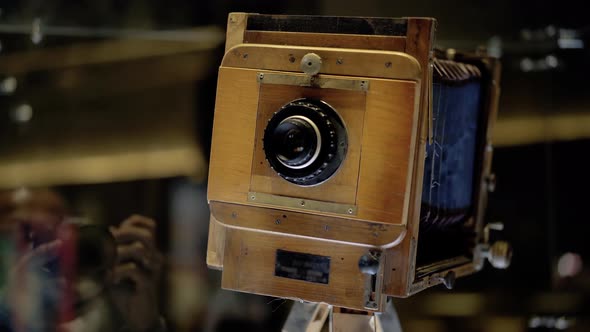 кинопленка и старая камера на столе