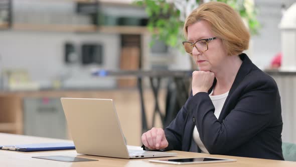 Failure, Old Businesswoman Having Loss on Laptop in Office  alt