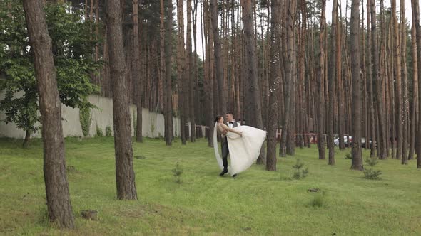 Lovely Newlyweds Caucasian Bride Groom Dancing in Park Making Kiss Wedding Couple Family alt