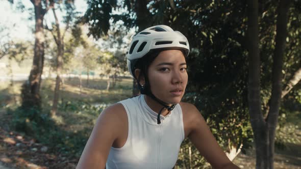 Cyclist Girl Training alt