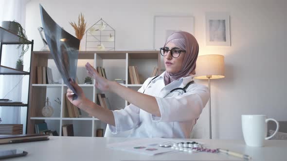 Online Diagnosis Physician Consultation Woman Call alt