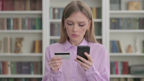 Portrait of Woman Making Online Payment Failure on Smartphone alt