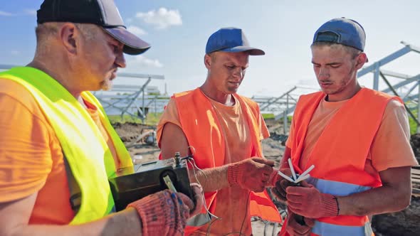 Builders on solar farm alt