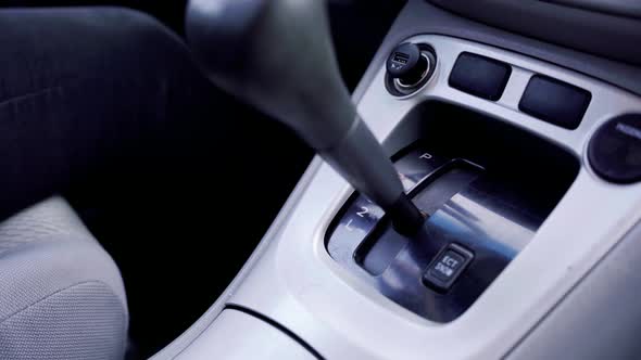 Turning on the Drive mode on the selector of the classic automatic transmission alt