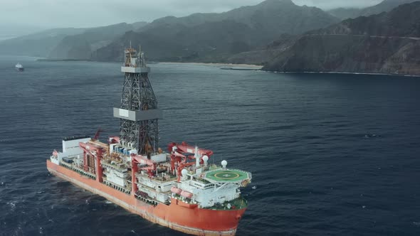 Drilling Vessel for Offshore Oil and Gas Exploration and Extraction in the Coastal Zone alt