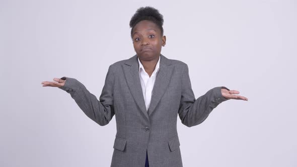 Young Confused African Businesswoman Shrugging Shoulders alt