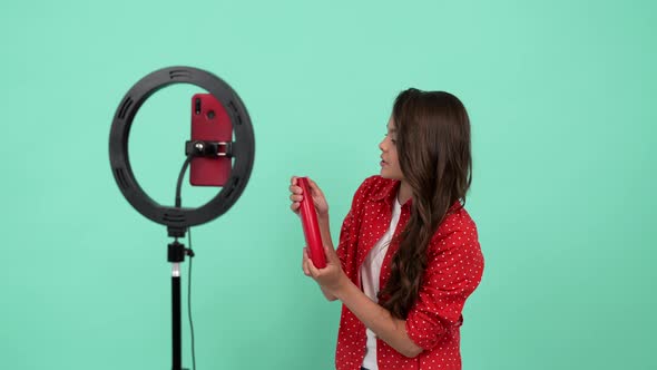 Pretty Child Beauty Blogger Use Selfie Led Presenting Product of Shampoo Hair Care alt