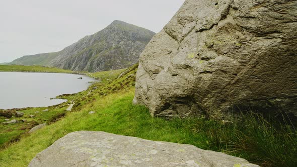 Wonderful View Of The Llyn Idwal In Cwm Idwal, Snowdonia National Park In Wales, UK - Perfect Hiking alt
