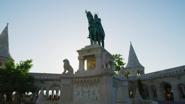The bronze statue of Stephen I of Hungary alt