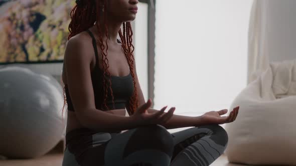 Athlete Woman with Black Skin in Sportwear Practicing Yoga at Home alt