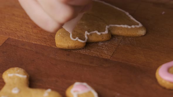 Decorating Gingerbread Cookies in the Shape of Christmas Tree with Royal Icing alt