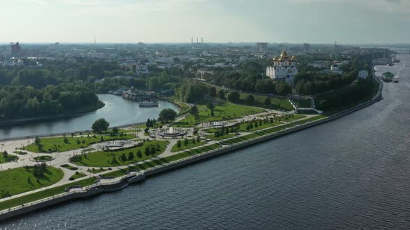 Park Strelka and Volga River in Yaroslavl Russia alt