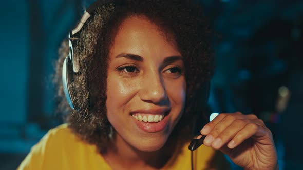 Cyber Player Negotiates with His Team About the Tournament alt