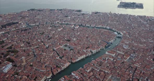 Wide aerial shot of Canal Grande and Ponte di Rialto from above at dusk, Venice, Italy alt