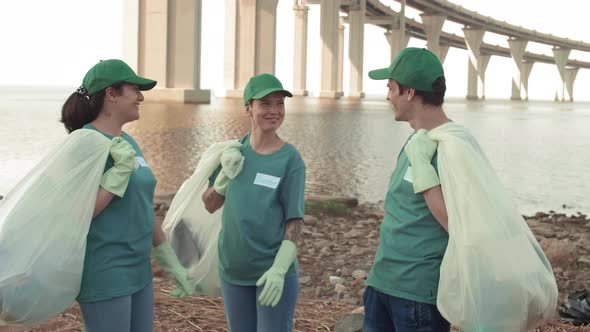 Close-knit Volunteers Team alt