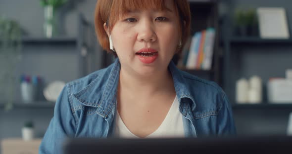 Asia businesswoman using tablet talk to colleagues about plan in video call. alt