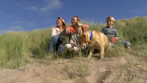 WS, Family portrait in dunes with dog alt