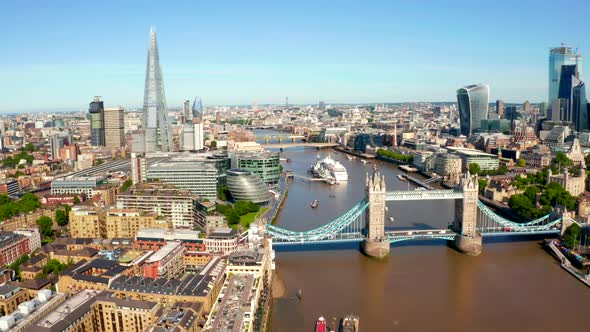 Tower Bridge in London, the UK. alt