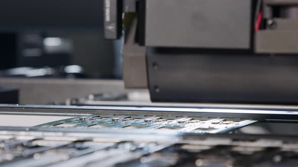 SMT machine places resistors, capacitors, transistors on circuit boards at high speed alt