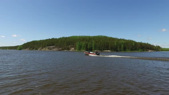 Sailing on the lake alt