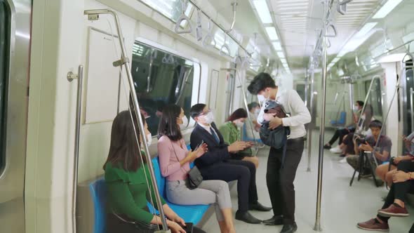 Woman Stops Man From Sitting Next to Her on Train for Social Distancing alt