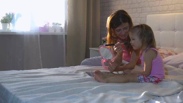 Mom With Daughter At Home On The Bed alt
